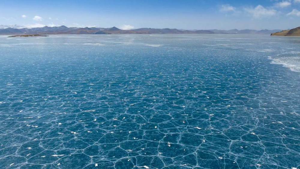 冬日西藏湖泊結成“藍色寶石”【3】