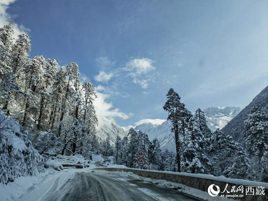扎墨公路。人民網 李海霞攝