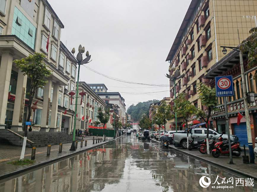 如今的墨脫縣城一應俱全。人民網 李海霞攝
