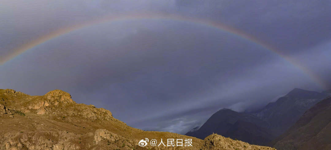 接好運！青藏高原現(xiàn)巨大彩虹橋