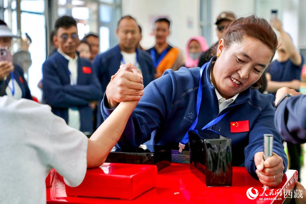 拉薩首屆農(nóng)牧民運(yùn)動會上的掰手腕比賽現(xiàn)場。