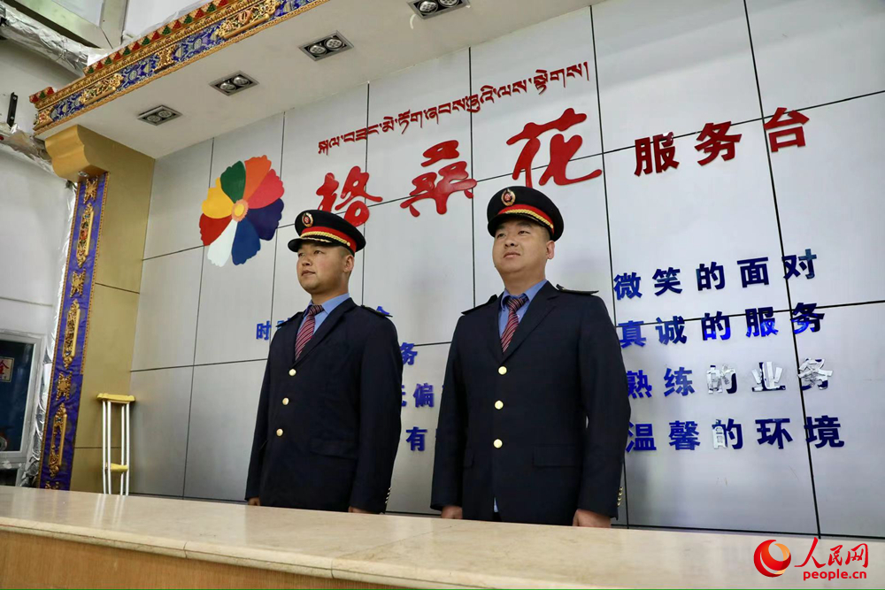那曲火車站格桑花服務臺。人民網記者 次仁羅布攝
