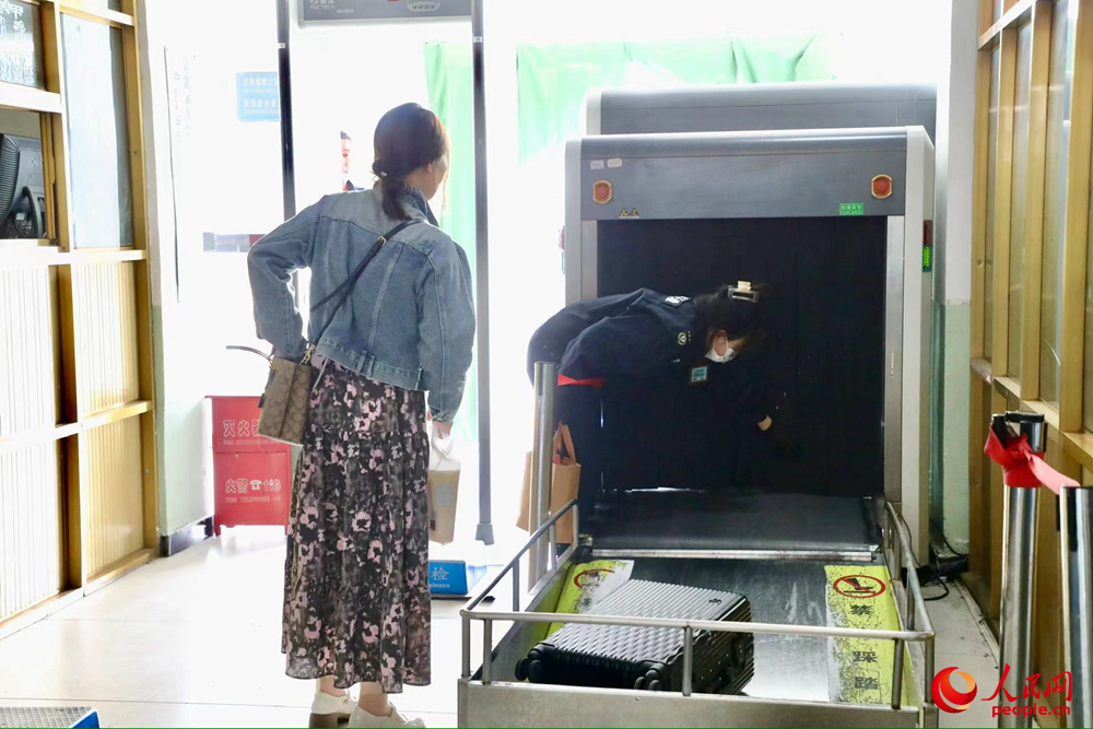 車站工作人員幫旅客提取行李。人民網記者 次仁羅布攝