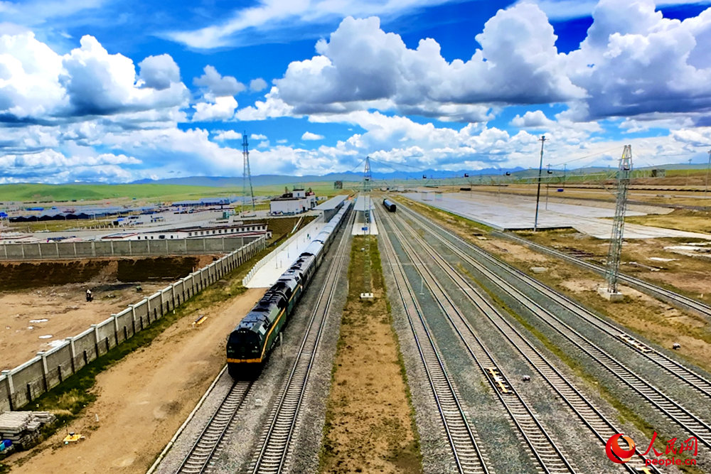 Z166次列車駛向那曲站。人民網記者 趙晨攝