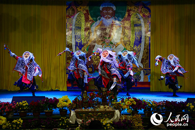 扎西曲登社區藏戲表演。人民網記者 次仁羅布攝