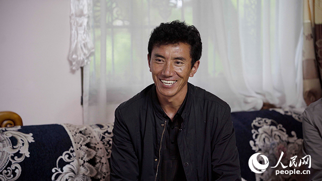 嘎拉村村民達瓦堅參聊起孩子們滿臉自豪。人民網記者 趙晨攝