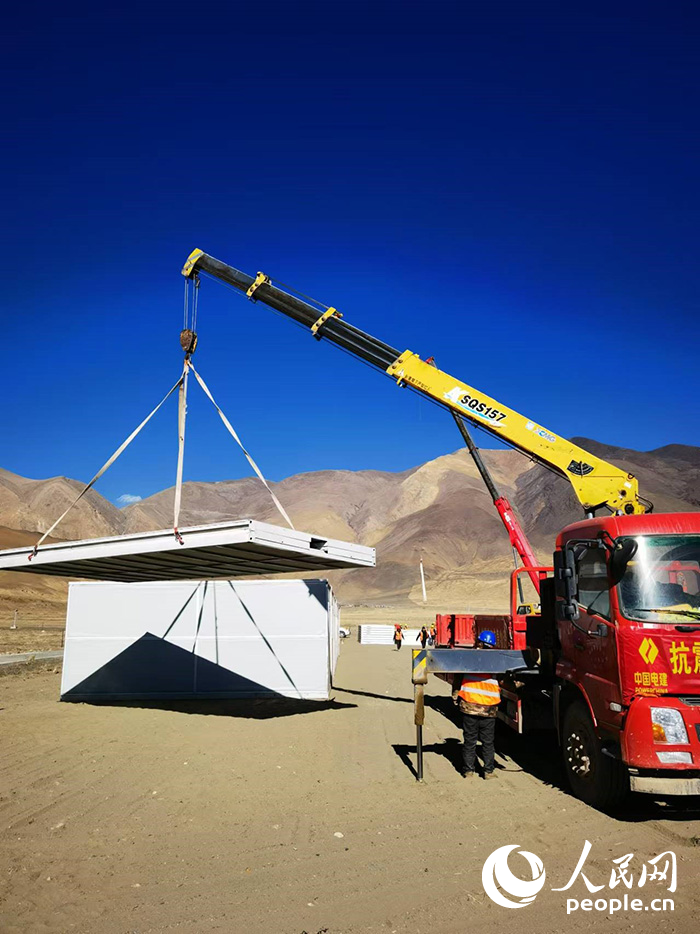 1月9日，日喀則市定日縣長所鄉森嘎村安置點正在吊裝板房。人民網記者 吳雨仁攝