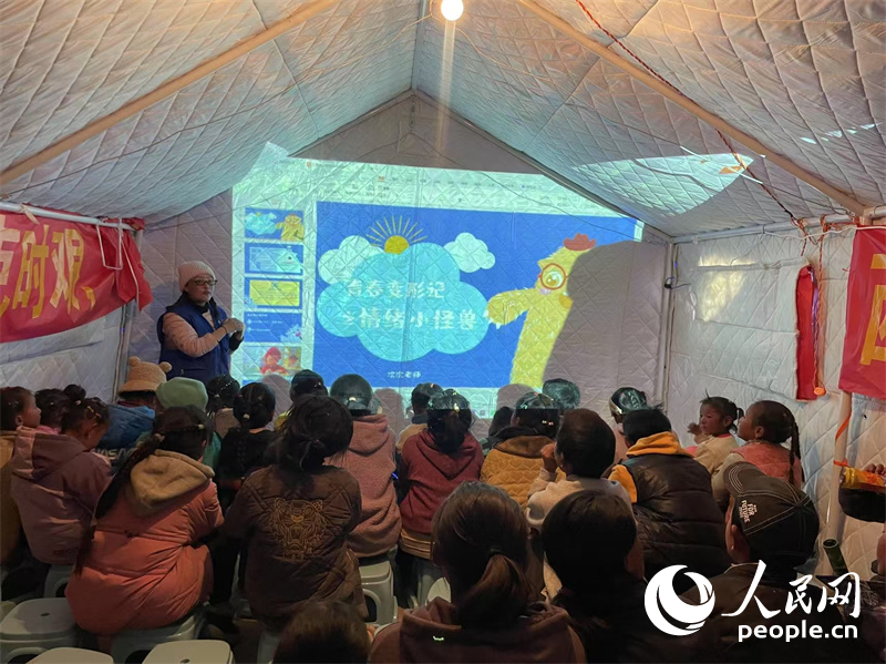 社工次旦拉姆以“青春變形記之情緒小怪獸”為主題給塘仁村孩子們講課。人民網記者 郝潔攝